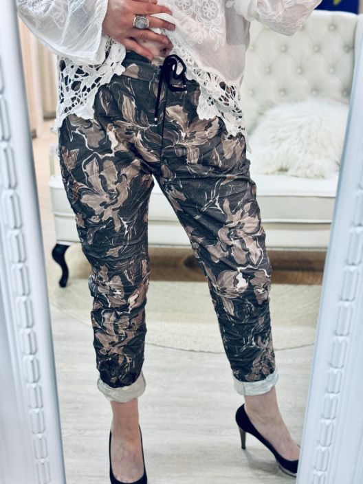 New Collection Joggerit 83022 Plusmallistoa New Collection superjoustavat joggerit. Joggerissa on joustovyotaro ilman New Collection Joggerit 83022 Plusmallistoa New Collection superjoustavat joggerit. Joggerissa on joustovyotaro ilman