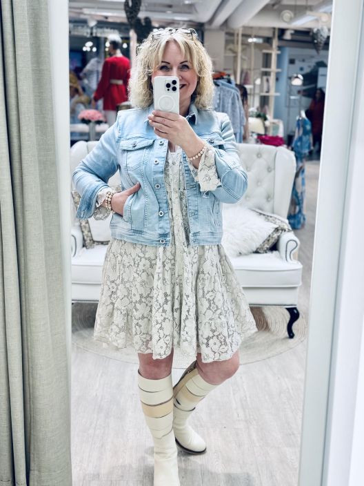 Street One Farkkujakku 212919 Light Blue Street One farkkutakki kivan vaaleansinisen savyssa. Mallina on klassinen Street One Farkkujakku 212919 Light Blue Street One farkkutakki kivan vaaleansinisen savyssa. Mallina on klassinen