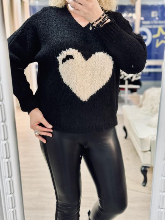 New Collection NeulePusero Sydan 6036 New Collection pehmea ja porroinen neulepusero reilulla sydankuviolla edessa.